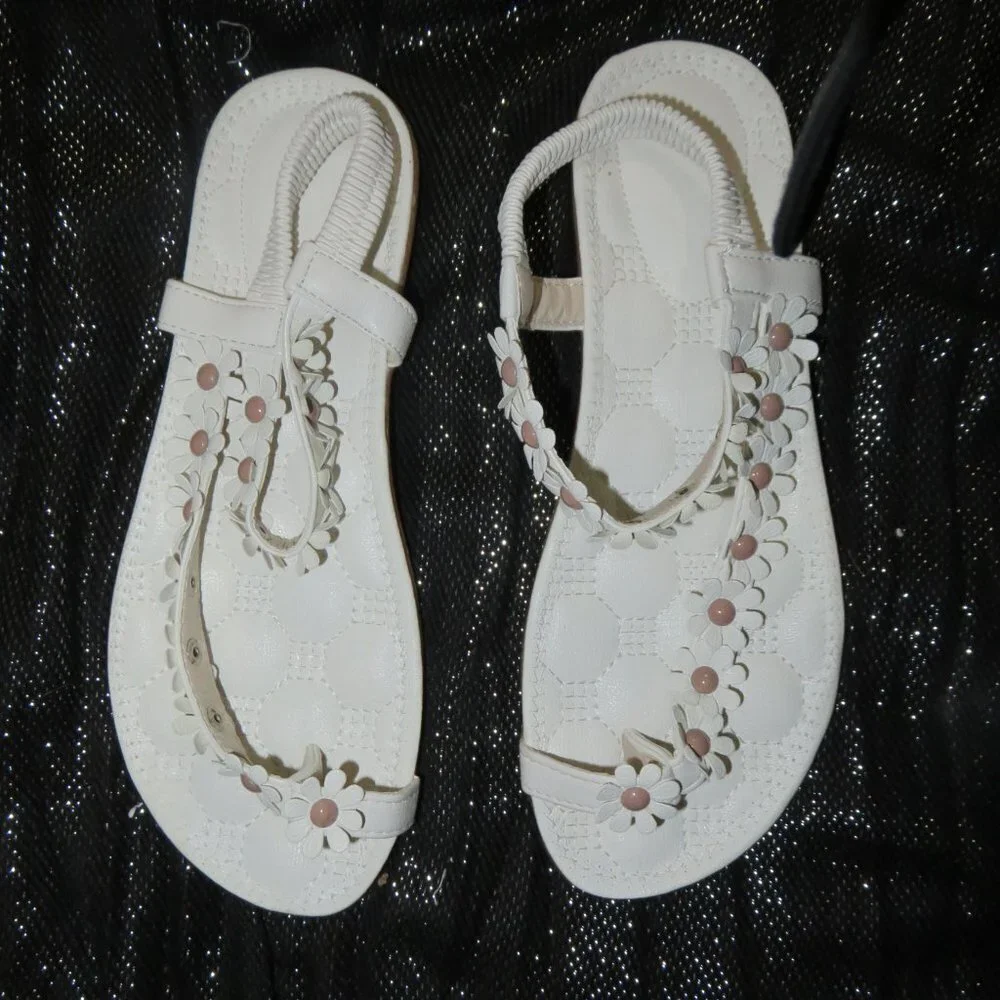Taryn Rose Quilted White Italian Leather Daisy Embossed flat sandals sz 40 9.5